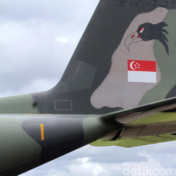 Tentara Negara Singapura yang tergabung dalam KNKT Singapura yang siap membantu proses pencarian pesawat Naas Air Asia QZ8501 tiba di Bandara Iskandar, Pangkalan Bun, Kamis (1/1/2015). Mereka menurunkan peralatannya dari pesawat besar yang mereka bawa dan di loading menuju helikopter miliknya untuk segara ikut di dalam KRI yang berada di utara Laut Jawa dan Selat Karimata.