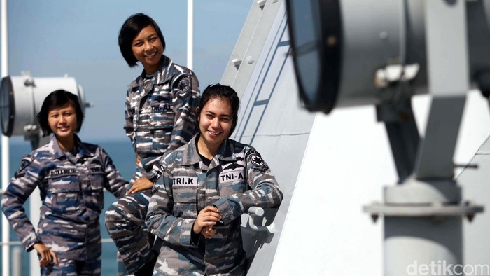 Hari ini merupakan hari jadi Korps Wanita Angkatan Laut yang ke-52. Para anggota Korps Wanita Angkatan Laut (Kowal) juga diikutsertakan dalam evakuasi korban pesawat AirAsia QZ8501 Di antaranya berada di KRI Banda Aceh.