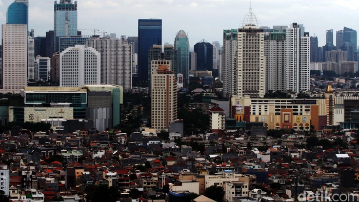 Gedung perkantoran di sepanjang kawasan MH. Thamrin, Jakarta Pusat, Selasa (30/12). Pasokan ruang perkantoran di Jakarta (kawasan central business district/CBD dan luar wilayah CBD) akan mencapai sekitar 7,5 juta meter persegi sampai akhir 2014 atau meningkat 6,5 persen dari tahun sebelumnya. Pasokan perkantoran di Jakarta diproyeksikan meningkat pesat dengan rata-rata 10,2 persen per tahun.