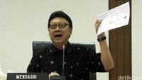 Di dalam kabinet, jejak Tjahjo dimulai di tahun 2014. Dia ditunjuk Presiden Jokowi untuk menjabat Menteri Dalam Negeri (Mendagri) sejak tahun 2014 hingga tahun 2019, atau tepatnya selama masa periode pertama Jokowi menjabat. (Agung Pambudhy/detikcom)