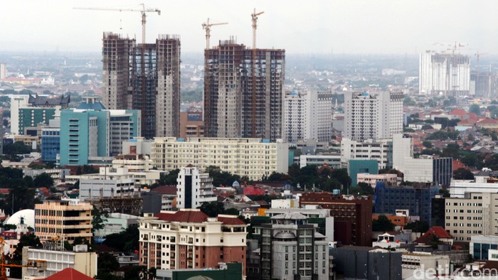 Gedung perkantoran di sepanjang kawasan MH. Thamrin, Jakarta Pusat, Selasa (30/12). Pasokan ruang perkantoran di Jakarta (kawasan central business district/CBD dan luar wilayah CBD) akan mencapai sekitar 7,5 juta meter persegi sampai akhir 2014 atau meningkat 6,5 persen dari tahun sebelumnya. Pasokan perkantoran di Jakarta diproyeksikan meningkat pesat dengan rata-rata 10,2 persen per tahun.