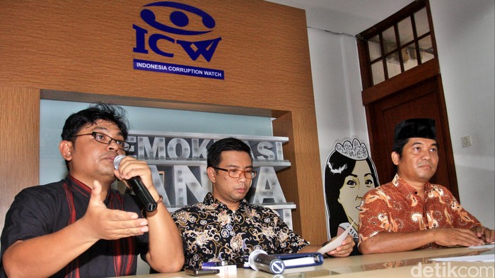 Direktur Lingkar Madani, Ray Rangkuti, Direktur Instotute for Criminal Justice Reform (ICJR), Supriyadi dan Wakil Koordinator ICW, Agus Sunaryanto memberikan keterangan terkait pemilihan calon Kapolri di Kantor ICW, Jalan Kalibata, Jakarta Selatan, Jumat (9/1/2015). Konpers tersebut untuk meminta Presiden Jokowi agar calon Kapolri tidak terlibat kasus rekening gendut.