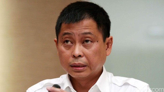 Menteri Perhubungan Ignatius Jonan memberikan keterangan kepada awak media di Kantor Kementerian Perhubungan, Jakarta, Jumat (9/1/2014). Menhub melarang terbang 61 penerbangan dari 5 maskapai penerbangan karena melanggar izin terbang. Lion Air mendominasi pelanggaran.