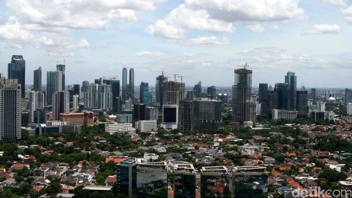 Suasana Gedung-gedung bertingkat di kawasan Jakarta, Sabtu (10/1/2015). Staf Khusus Presiden Bidang Ekonomi dan Pembangunan Firmanzah menargetkan pertumbuhan ekonomi pada 2015 sebesar 5,6 persen.