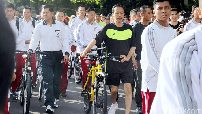 Jokowi Beli Timbangan dan Pelindung Olahraga, Sedang Membentuk Tubuh?