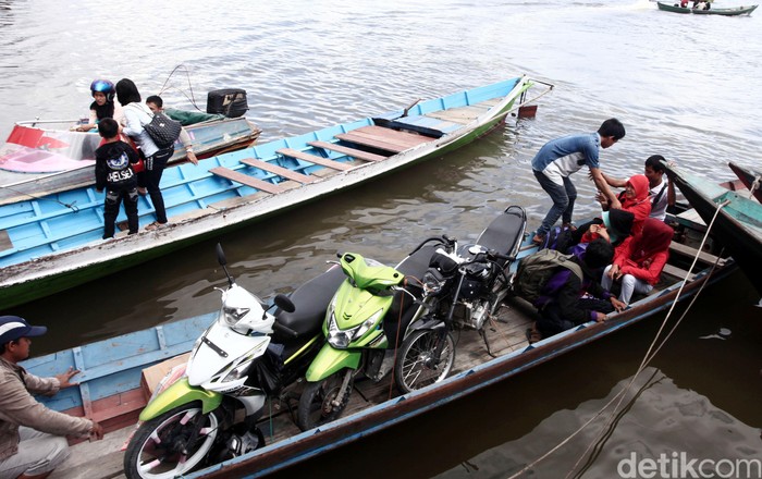 Menyeberangi Sungai Kalimantan dengan Perahu Klotok Warga menaiki perahu klotok sebagai moda transportasi penyebrangan di Pelabuhan Kumai, Kota Waringin Barat, kalimantan Tengah, Minggu (11/01/2015). Meski minim alat kelengkapan keselamatan seperti pelampung, transportasi ini tetap menjadi primadona untuk menyebrang ke tiga desa yaitu Sungai Gudang, Trans dan Sungai Bedaung dengan tarif Rp 5000 per orang dan Rp 25 ribu per motor.