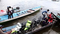 Perahu klotok adalah alat transportasi sungai yang terbuat dari kayu keras seperti ulin. Perahu klotok tersebut memiliki penumpang yang bervariasi, mulai dari ukuran kecil hingga besar. Kapasitasnya memuat dari 5 orang hingga 30 orang. (Agung Pambudhy)