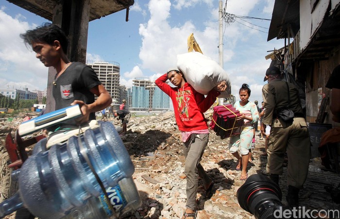 Pembongkaran Pemukiman di Waduk Pluit Sebanyak 200 bangunan yang berdiri di atas penampang basah sisi timur bagian selatan Waduk Pluit, Penjaringan, Jakarta Utara, hari ini, Minggu (11/1/2015) kembali dibongkar. Pembongkaran berlangsung kondusif dengan melibatkan 500 personel gabungan Satpol PP, kepolisian, TNI dan Sudin Kebersihan Jakarta Utara. Pembongkaran yang dilakukan di RT 16 dan RT 19, RW 17, Kelurahan Penjaringan, Kecamatan Penjaringan Jakarta Utara, adalah bagian dari normalisasi Waduk Pluit. Sebelum dilakukan penertiban, warga pemilik bangunan sudah diberi sosialisasi dan kemudian direlokasi ke Rumah Susun Sederhana Sewa (Rusunawa) Muara Baru, Penjaringan, Jakarta Utara.