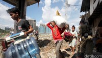 Warga dengan sukarela membongkar sendiri rumahnya dan mengangkut barang-barang mereka untuk pindah ke rusun yang telah di sediakan. Foto ini diambil dalam kurun waktu 2015. Foto: Rachman Haryanto