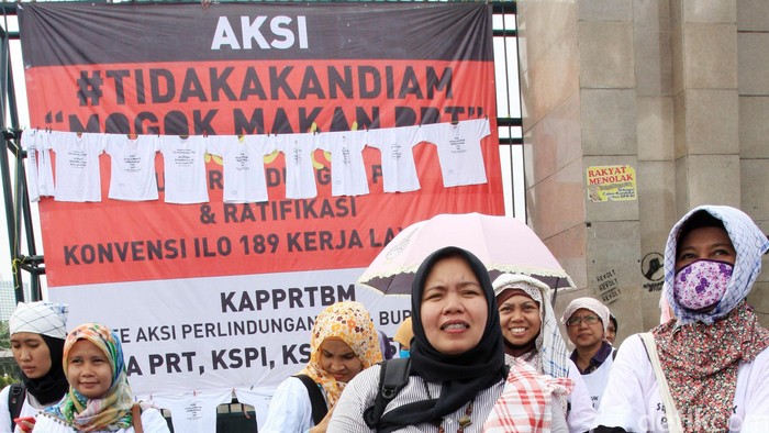 Sekitar 50 orang yang tergabung dalam Komite Aksi Perlindungan Pekerja Rumah Tangga dan Buruh Migran berunjuk rasa di depan Gedung DPR/MPR, Jalan Gatot Subroto, Jakarta Pusat, Selasa (13/1/2015). Mereka berunjukrasa sambil membawa replika dan sikat raksasa.