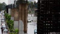 Kendaraan melintas diantara tiang pancang monorel di kawasan Senayan, Jakarta, Rabu (14/01/2015). Diera Gubernur DKI Jakarta Basuki Tjahaja Purnama atau Ahok menegaskan bakal menghentikan proyek pembangunan monorel. Ahok menyangsikan kemampuan finansial PT Jakarta Monorail untuk membangun proyek tersebut. Rengga Sancaya/detikcom