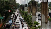 Direktur Operasi II PT Adhi Karya (Persero) Pundjung Setya Brata mengatakan pihaknya menunggu perintah dan kajian dari Pemprov DKI Jakarta soal penanganan lebih lanjut dari tiang-tiang monorel Jakarta yang mangkrak. Rengga Sancaya/detikcom