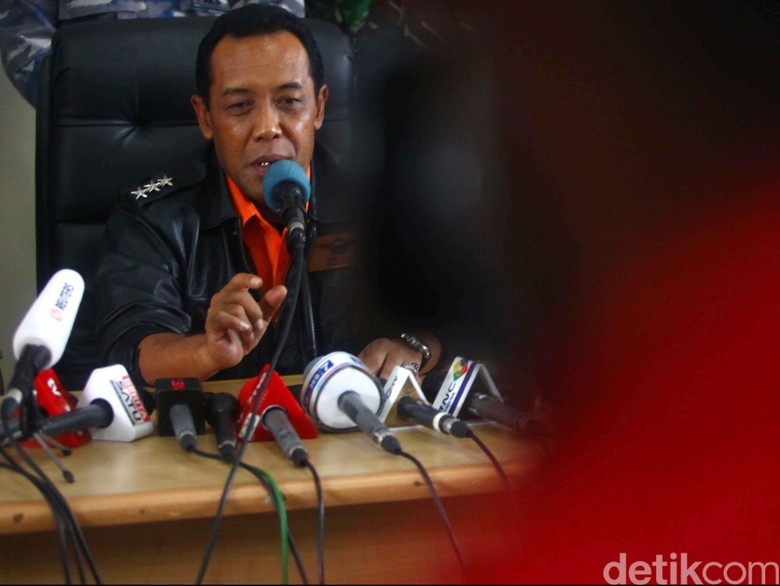 Tumpahan Minyak Ditemukan di Lokasi Pencarian Pesawat Polri yang Jatuh Tumpahan Minyak Ditemukan di Lokasi Pencarian Pesawat Polri yang Jatuh