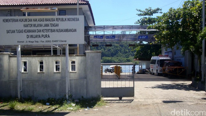 Jelang eksekusi 5 terpidana mati di pulau Nusakambangan, Cilacap, Jawa Tengah, suasana Dermaga Wijayapura terlihat normal, Jumat (16/1/2015). Tak tampak penjagaan dari pihak kepolisian yang begitu mencolok di dermaga penyebrangan menuju pulau tersebut.