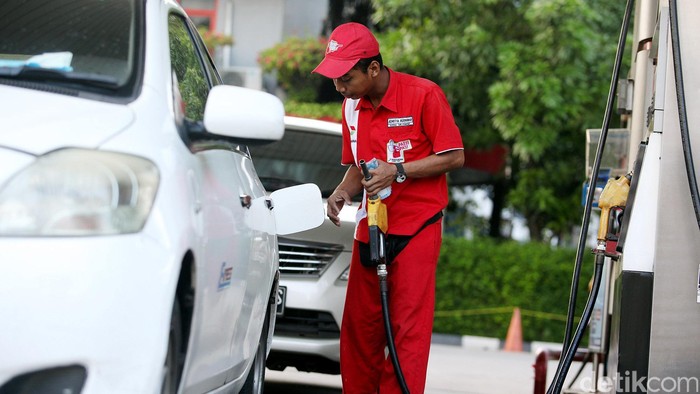 Sejumlah kendaraan mengisi BBM premium, di SPBU Pejompongan, Jakarta, Jumat (16/01/2015). Pemerintahan Presiden Joko Widodo (Jokowi) mengumumkan harga Bahan Bakar Minyak (BBM) turun lagi. Harga Premium diturunkan menjadi Rp 6.600/liter, sementara Solar menjadi Rp 6.400/liter. Harga baru ini berlaku mulai Senin (19/1/2015) pukul 00.00.