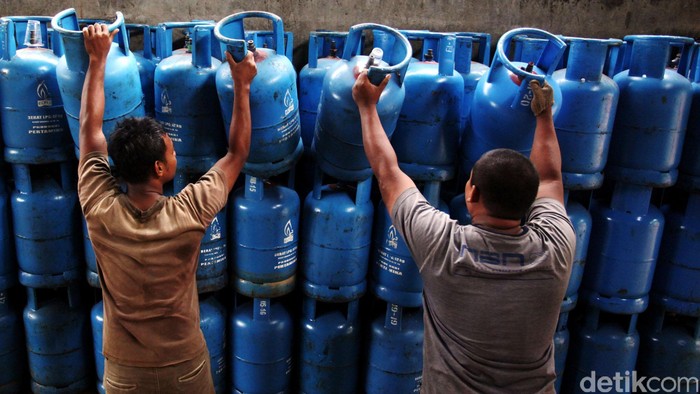 Pemerintah menurunkan harga jual elpiji non-subsidi tabung 12 kilogram (kg) sebesar Rp 5.700 per tabung. Mulai hari ini, Senin (19/1/2015), harga jual LPG 12 kg menjadi Rp 129.000, turun Rp 5.700 dari sebelumnya Rp 134.700/tabung.