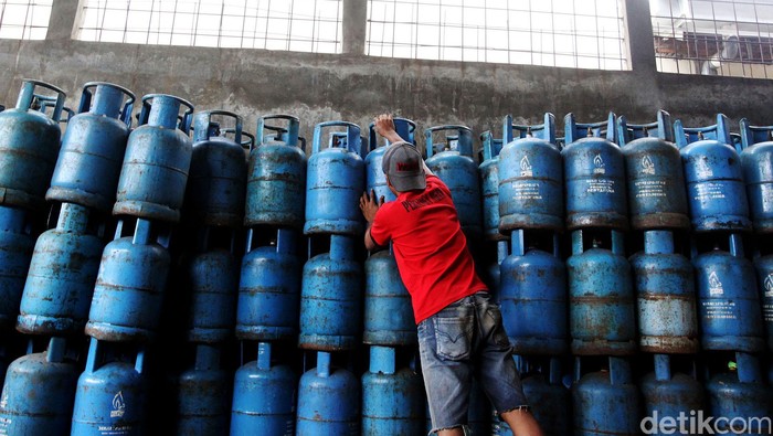 Pemerintah menurunkan harga jual elpiji non-subsidi tabung 12 kilogram (kg) sebesar Rp 5.700 per tabung. Mulai hari ini, Senin (19/1/2015), harga jual LPG 12 kg menjadi Rp 129.000, turun Rp 5.700 dari sebelumnya Rp 134.700/tabung.