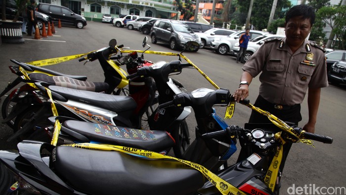 Polisi menunjukkan barang bukti senjata api mainan saat gelar rilis Pencurian dengan kekerasan di Polres Metro Jakarta Selatan, Selasa (20/1/2015). Dari hasil pengungkapan kejahatan pencurian dengan kekerasan ini, Polres metro Jaksel mengamankan 6 orang pelaku beserta hasil rampasan 5 unit sepeda motor.