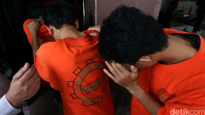 Polisi Tangkap Dua Pencuri Motor yang Tengah Beraksi di Mampang
