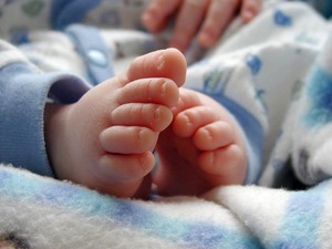 Bayi Ikutan Punya Bau Kaki, Ini Penyebabnya