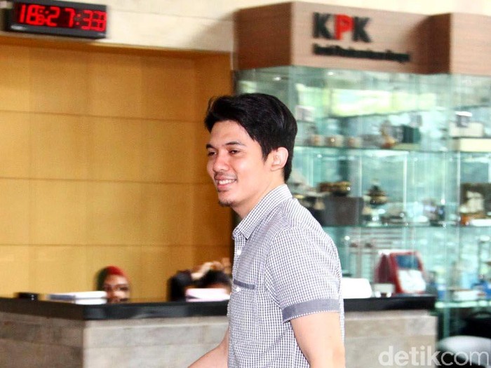 Artis sekaligus penyanyi Irwansyah kembali mendatangi Gedung KPK, Jakarta, Kamis (22/01/2014). ‎Irwansyah memenuhi panggilan penyidik KPK untuk diperiksa terkait kasus Tindak Pidana Pencucian Uang (TPPU) Tubagus Chaery Wardhana alias Wawan.