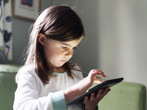 Tak Disadari, Orang Tua Bisa Sebabkan Anak Kecanduan Internet
