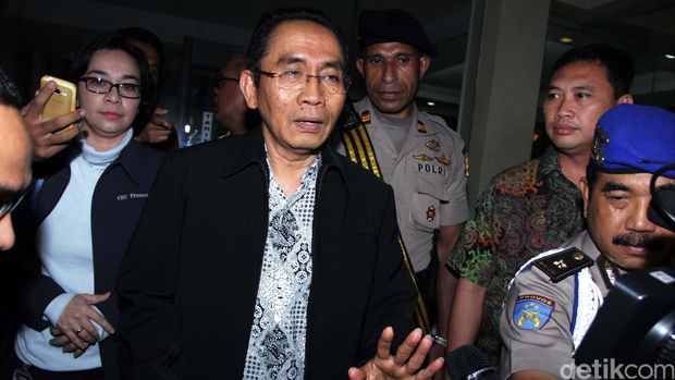 Adnan Pandu Praja / 