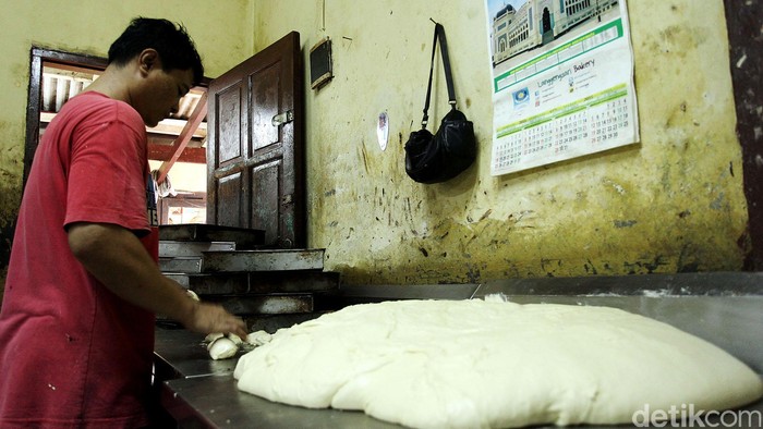 Kenaikan harga bahan dasar roti, seperti terigu, gula, coklat, dan telur, membuat pelaku usaha roti di daerah Pejompongan, Bedungan Hilir, Tanah Abang, Jakarta, menjerit, Senin (26/1/2015). Kenaikan harga bahan dasar itu memicu menurunnya produksi roti karena pelaku usaha takut merugi.