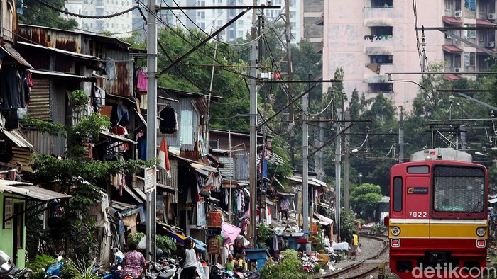 Pemukiman kumuh di sepanjang rel kereta api masih menjamur, seperti yang terlihat di kawasan Pejompongan, Bedungan Hilir, Tanah Abang, Jakarta Pusat, Senin (26/1/2015). Selain berbahaya, pemukiman kumuh itu juga akan mengganggu perjalanan kereta api.