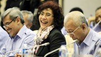 Ini adalah momen-momen awal Susi menjabat menteri di KKP, pada saat rapat kerja dengan Komisi IV DPR 2015 lalu. Foto: Lamhot Aritonang