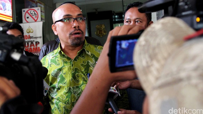 Ketua Forum Warga Kota Jakarta (Fakta) Azaz Tigor Nainggolan melaporkan Menkopolhukam Tedjo Edhi Purdjanto ke Bareskrim, Senin (26/1/2015). Tedjo Edhi dilaporkan terkait pernyataannya yang mengatakan rakyat nggak jelas.