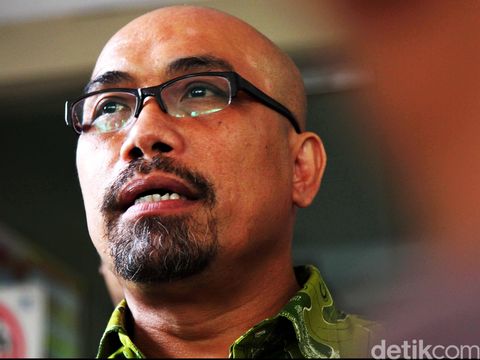Menko Tedjo Dilaporkan ke Bareskrim Polri Ketua Forum Warga Kota Jakarta (Fakta) Azaz Tigor Nainggolan melaporkan Menkopolhukam Tedjo Edhi Purdjanto ke Bareskrim, Senin (26/1/2015). Tedjo Edhi dilaporkan terkait pernyataannya yang mengatakan 'rakyat nggak jelas'.