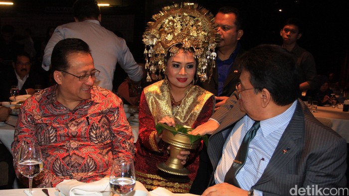 Ketua DPD RI Irman Gurman hadir dalam acara silhaturahmi dan dialog sosial budaya negara serumpun dengan tema Tantangan dan Peluang Bahasa Melayu-Indonesia Sebagai Bahasa Internasional ke-5 di Hotel Sultan, Jakarta, Senin (26/1/2015). Ketua DPD RI, Irman Gusman berbincang dengan Duta Besar Malaysia untuk Indonesia Dato Seri Zahrin Mohamed Hasyim