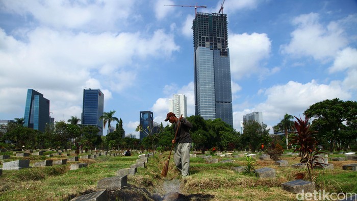 Petugas pemakaman Menteng Pulo, Jakarta Selatan, membersihkan lahan pemakaman, Kamis (29/01/2015). Dinas Pertamanan dan Pemakaman DKI Jakarta berencana menambah 10 hektar untuk lahan pemakaman yang ada di wilayah Ibukota Jakarta. Hal ini dikarenakan saat ini lahan pemakaman di Jakarta sudah sangat kritis.