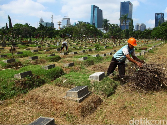 Tempat Pemakaman Petugas pemakaman Menteng Pulo, Jakarta Selatan, membersihkan lahan pemakaman, Kamis (29/01/2015). Dinas Pertamanan dan Pemakaman DKI Jakarta berencana menambah 10 hektar untuk lahan pemakaman yang ada di wilayah Ibukota Jakarta. Hal ini dikarenakan saat ini lahan pemakaman di Jakarta sudah sangat kritis.