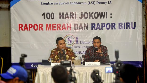Peneliti Lingkaran Survei Indonesia (LSI) Rully Akbar (kiri).