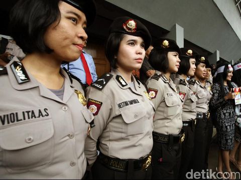 Polwan Cantik Jaga Sidang Praperadilan Komjen Budi Beberapa polwan cantik ikut mengamankan jalannya sidang praperadilan yang diajukan Komjen Budi Gunawan di Pengadilan Negeri Jakarta Selatan, Senin (2/2/2015). Sidang perdana praperadilan Komjen Budi Gunawan alias BG dijadwalkan hari ini pukul 09.00 WIB. Sebanyak 500 personel kepolisian dikerahkan untuk mengamankan jalannya sidang. Di antara mereka terdapat belsan Polwan cantik.