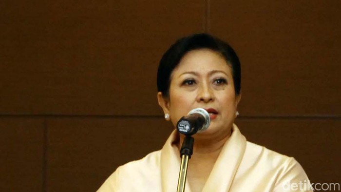 Ketua Dewan Pertimbangan Presiden Sri Adiningsih periode 2014-2019 melakukan serah terima jabatan dengan ketua Wantimpres periode 2009-2014 Emil Salim di Kantor Wantinpres, Jakarta, Selasa (3/2/2015). Ada Sembilan orang Watimpres yang akan mengekfektifkan roda pemerintahannya lima tahun ke depan.