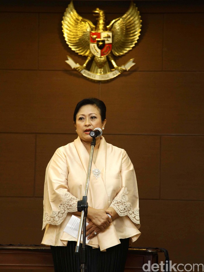 Ketua Dewan Pertimbangan Presiden Sri Adiningsih periode 2014-2019 melakukan serah terima jabatan dengan ketua Wantimpres periode 2009-2014 Emil Salim di Kantor Wantinpres, Jakarta, Selasa (3/2/2015). Ada Sembilan orang Watimpres yang akan mengekfektifkan roda pemerintahannya lima tahun ke depan.