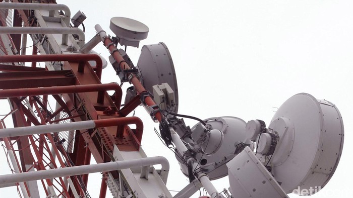 Seorang teknisi Telkomsel melakukan pengecekan berkala terhadap jaringan dan perangkat 4G. Telkomsel terus memperbanyak eNode B (BTS 4G) di Jakarta dan Bali, guna memperluas area cakupan 4G sehingga dapat lebih banyak lagi dinikmati masyarakat. Kini sebanyak 250 eNode B melayani 70,000 pelanggan Telkomsel 4G LTE.