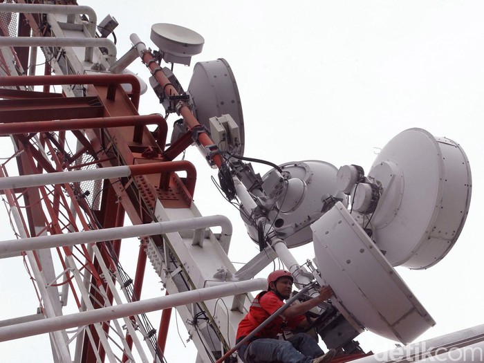 Seorang teknisi Telkomsel melakukan pengecekan berkala terhadap jaringan dan perangkat 4G. Telkomsel terus memperbanyak eNode B (BTS 4G) di Jakarta dan Bali, guna memperluas area cakupan 4G sehingga dapat lebih banyak lagi dinikmati masyarakat. Kini sebanyak 250 eNode B melayani 70,000 pelanggan Telkomsel 4G LTE.
