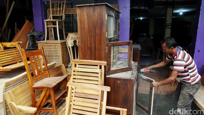 Pekerja tengah menyelesaikan mebel furniture di kawasan Kemang Timur, Jakarta Selatan, Selasa (03/02/2015). Berdasarkan data UN Comtrade 2013, terkait peringkat negara eksportir mebel terbesar di dunia, Indonesia menempati posisi ke-18 dengan nilai ekspor US$ 1,8 miliar atau hanya 0,375% dari pasar dunia untuk mebel dan US$ 800 juta untuk produk kerajinan. Ekspor mebel Indonesia masih sangat rendah pun dikritik oleh Presiden Joko Widodo (Jokowi).