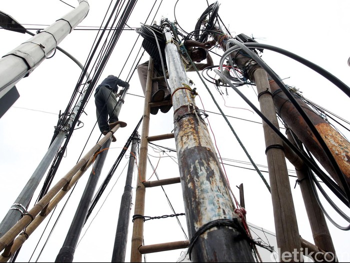 Kabel Listrik di Mampang Terbakar, Petugas Kerahkan Mobil Damkar
