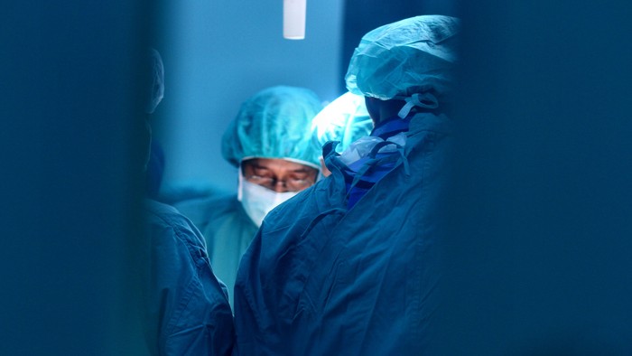 Kena Luka Bakar Hebat, Tangan Frank Dijahitkan ke Perutnya