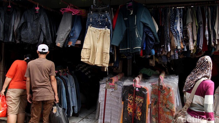 Sejumlah calon pembeli melihat pakaian bekas impor di Pasar Senen, Jakarta, Kamis (05/02/2015). Sudah sejak lama, bisnis pakaian bekas impor terjadi di Indonesia. Bahkan pakaian bekas ini dijual secara terbuka, contohnya di Pasar Senen, Jakarta Pusat. Pemerintah akan melarang impor pakaian bekas ilegal. Selain membahayakan kesehatan, pakaian ini juga akan mematikan industri garmen lokal.
