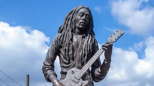 Bob Marley diabadikan dalam bentuk patung di Kingston, Jamaika.