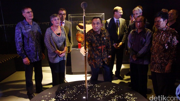 Menteri Pendidikan Dasar & Menengah dan Kebudayaan Anies Baswedan membuka pameran Diponegoro di Galeri Nasional, Jakarta, Kamis (06/02/2015) malam. Pembukaan pameran tersebut ditandai pemukulan gong dan penyerahan tongkat Diponegoro. Akhirnya setelah 183 tahun, tongkat milik Diponegoro yang selalu dibawanya semasa jaman perang kembali lagi ke Indonesia.