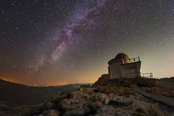 Ilustrasi observatorium di malam hari