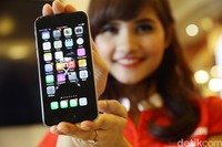 IPhone 6 dan iPhone 6 Plus akhirnya resmi dijual secara serentak di Indonesia mulai hari ini, Jumat (6/2/2015). Harga resmi untuk smartphone buatan Apple itu mulai dari versi yang 16 GB hingga 128 GB paling murah Rp. 10,799 Juta dan paling mahal seharga Rp.15,499 Juta.
