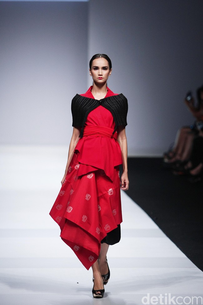 Stephanus Hamy pun tak mau ketinggalan. Berkolaborasi dengan Ajeng Svastiari, koleksi dari lini Hamy Touch menampilkan rangkaian busana bertema chic & clean. Mengusung warna-warna seperti oranye, hijau, merah, putih, serta emas, 12 koleksi mengedepankan kombinasi tekstur. Banyak pula ditampilkan detail material transparan serta renda. Seperti sebuah tank top bertekstur yang dilapisi atasan lengan pendek menerawang yang memiliki aksen ruffle di bagian lengannya. Busana itu dipadukan dengan rok merah.